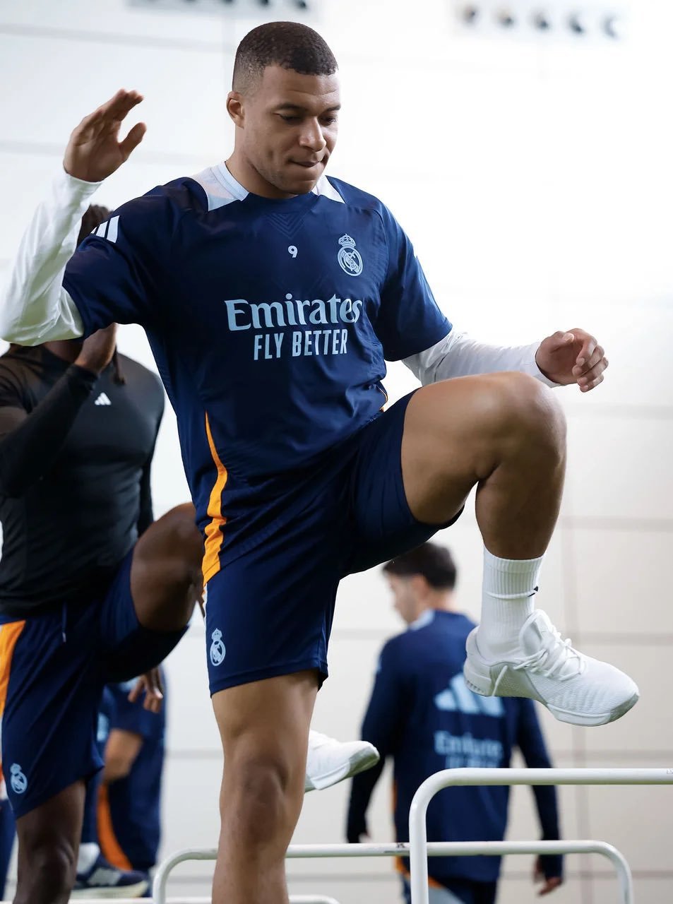 姆巴佩[超话] 25/3/6 训练🏋️‍♂️🎯姆巴佩 ​​​