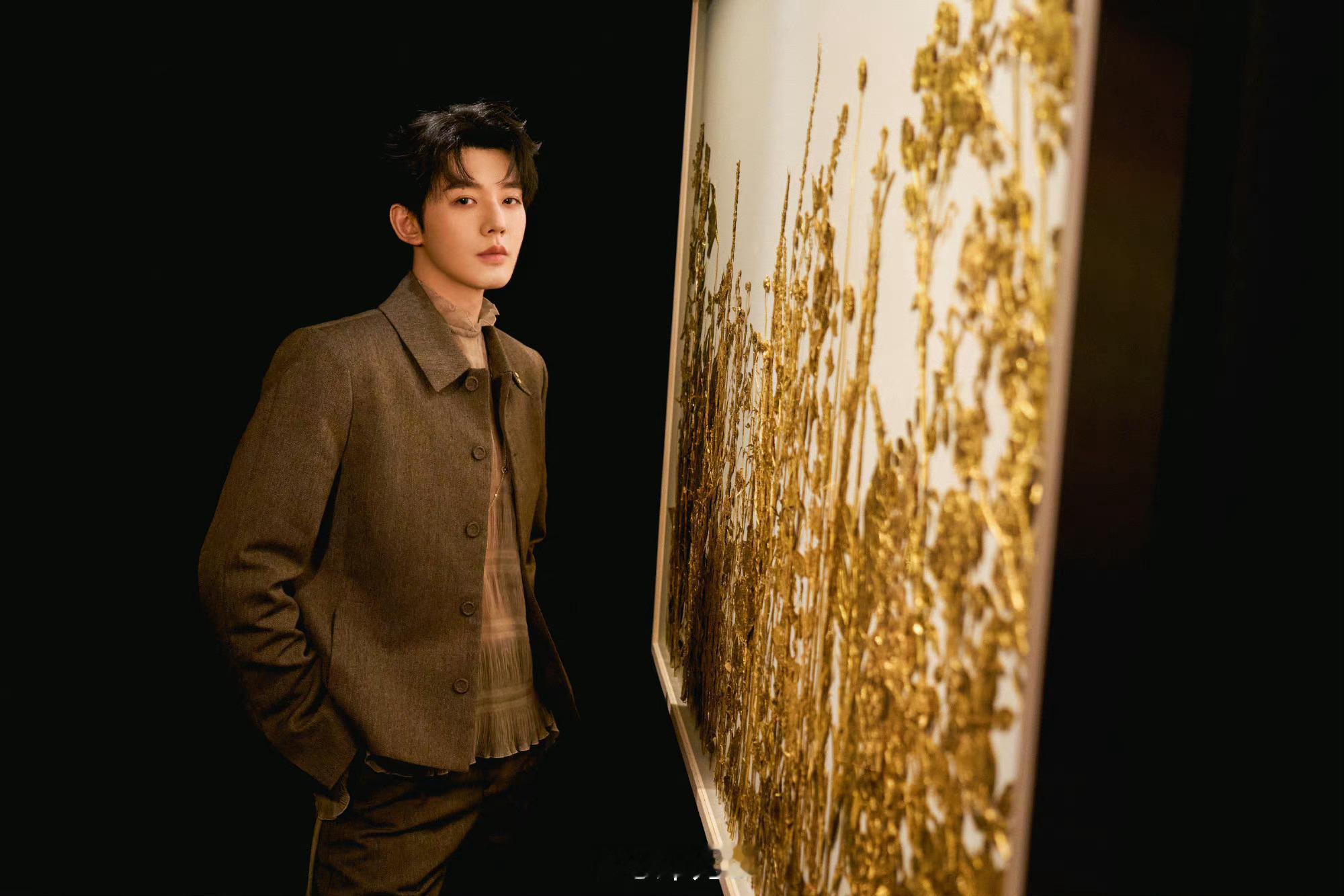 #邓为迪奥看展照#邓为迪奥看展照来啦，帅哥终于营业，能不能多发点根本看不够[色]