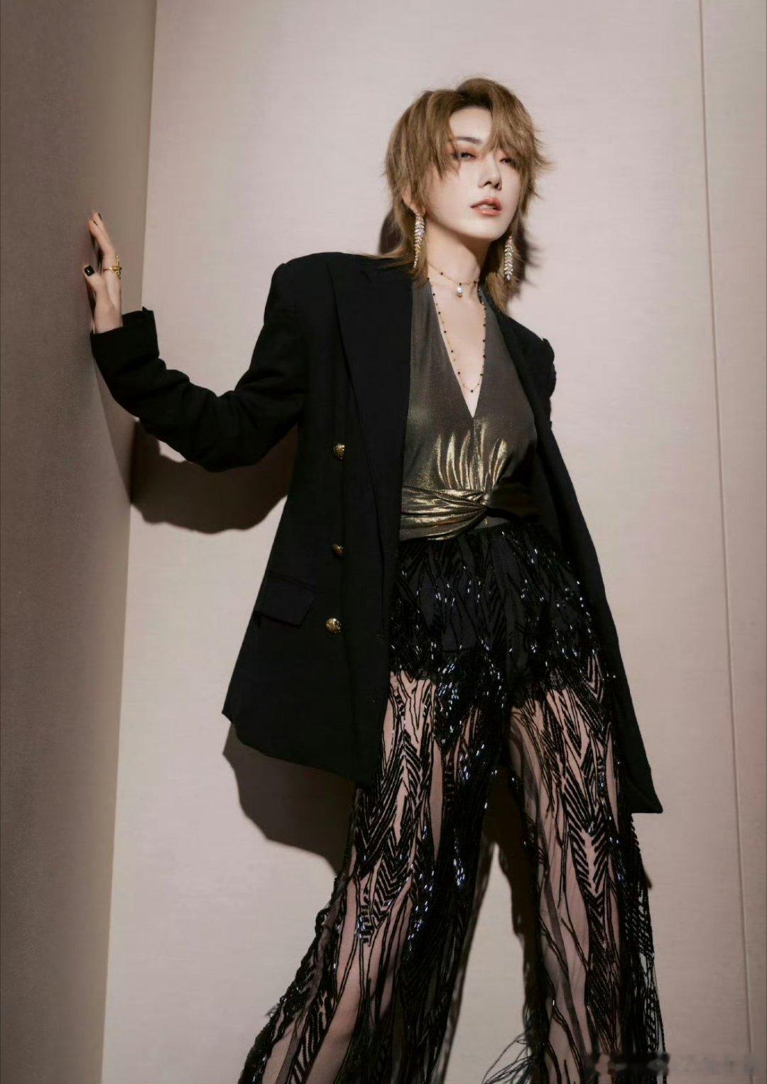 #刘忻的霸总气质藏不住了# 黑西装鸵鸟毛裤，独特时尚。强大气场，尽显霸总气质，爱