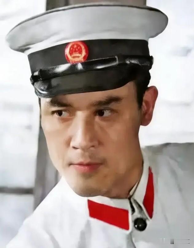 达式常这张照片里，眉如箭羽，目若星辰，目光摄人；鼻梁高挺，嘴唇紧闭，尽显庄重严肃