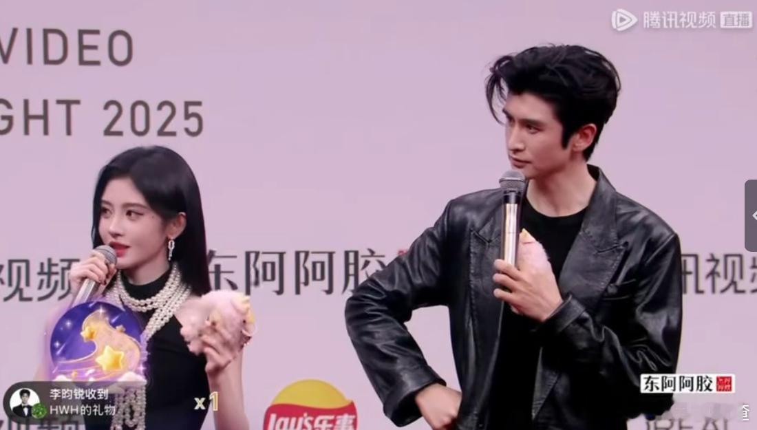 张云龙把鞠婧祎夸成翘嘴了 星光大赏红毯上，张云龙那叫一个会夸，直言鞠婧祎专业过硬