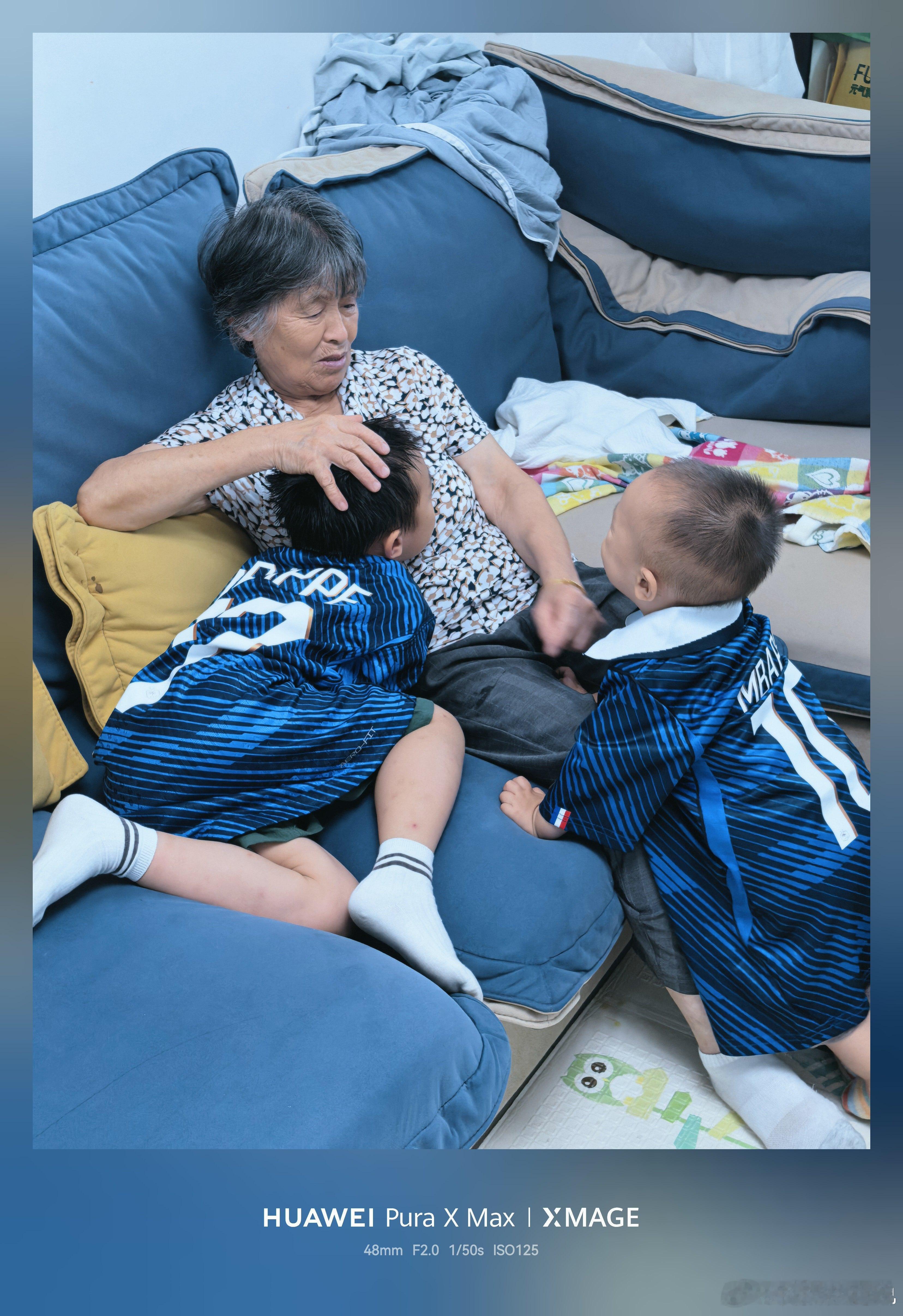 弟弟穿着哥哥的姆巴佩球衣哥哥想脱脱不下来于是穿上了我的球衣，都像穿着裙子一样
