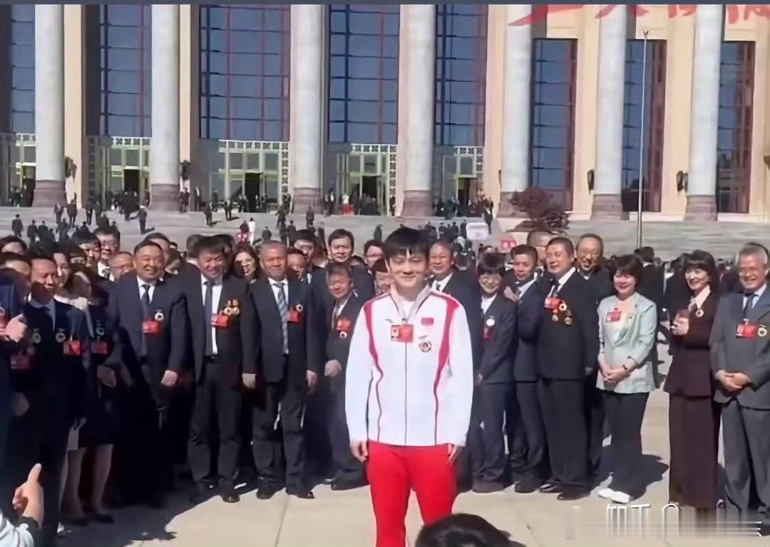 当我们自愿挺身而出站在樊振东这一边的时候，其实是在守护这个社会最珍贵的一条底线：