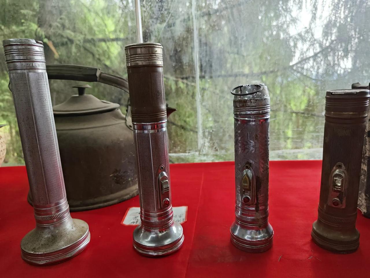 小时候，在很长时间里，手电筒是家里唯一的电器。