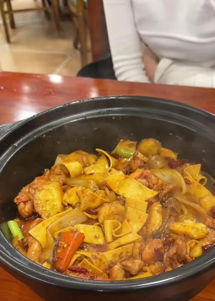 一张图记录元旦假期晚饭去县城三环路一家小店吃了重庆鸡公煲。店是一个正宗重庆人开的