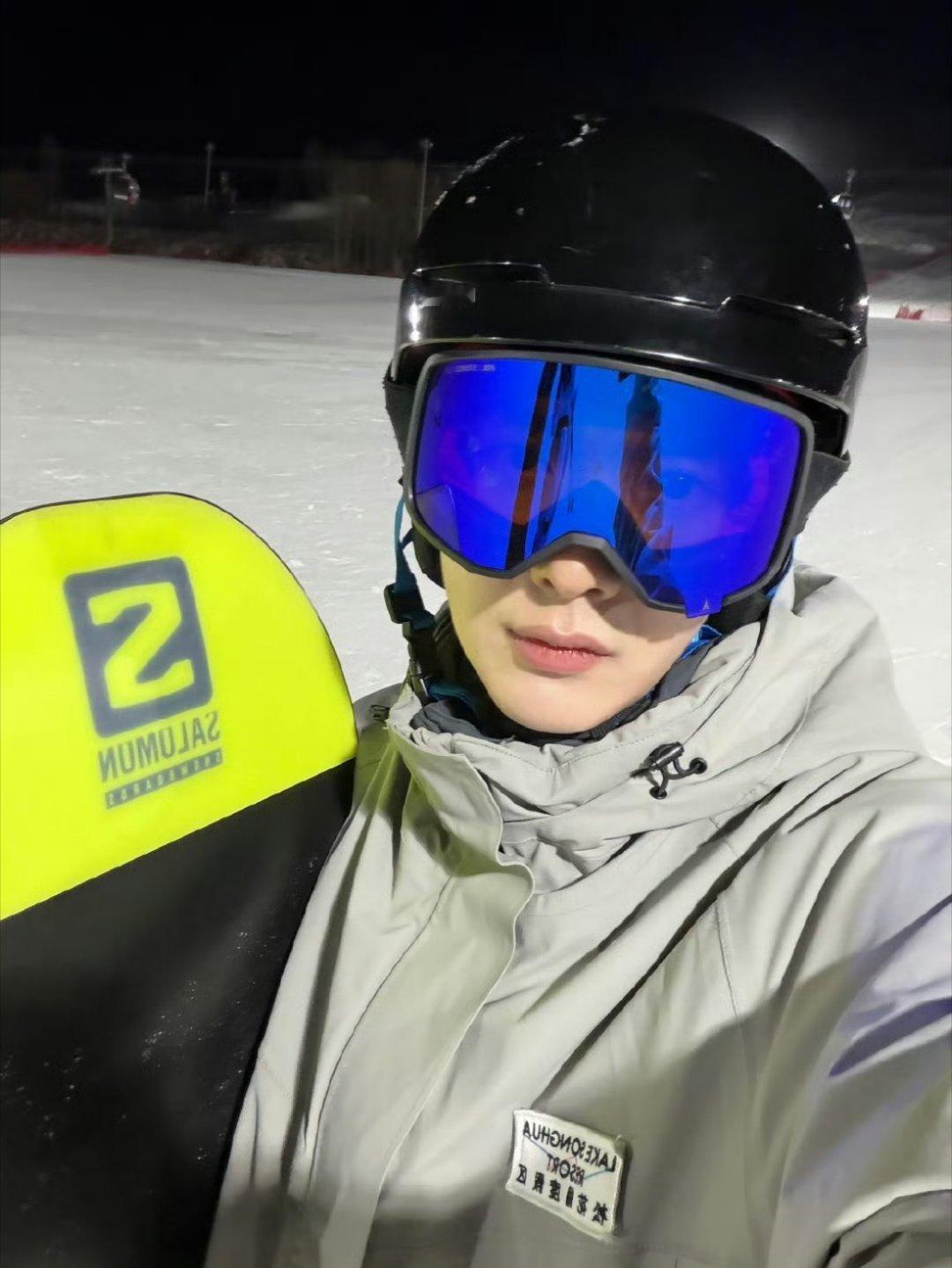 翟潇闻！你嫩的可以掐出水来了，跳个初雪看看，帅哥哈哈