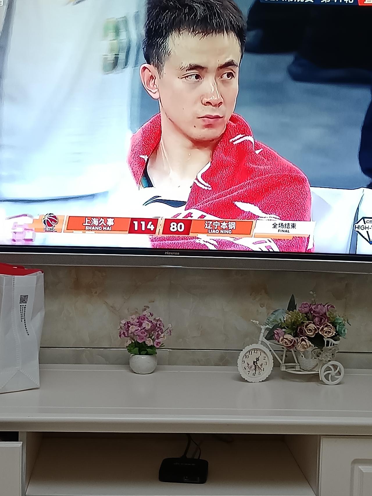 昨晚上海久事打辽宁本钢，尽管洛夫顿和怀特赛德因伤缺席，硬生生让弗格把辽宁队打得没