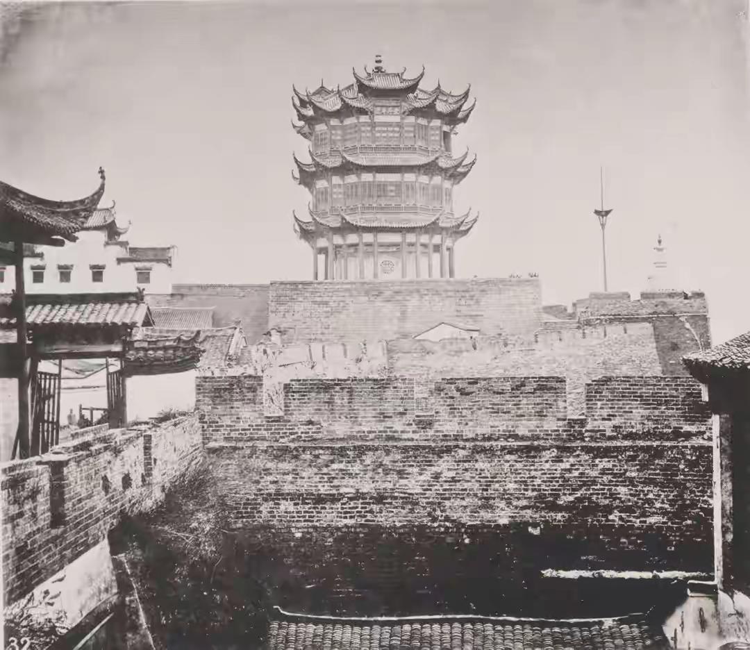 这是关于武汉黄鹤楼最早的一张影像，1871年，苏格兰摄影师约翰·汤姆逊来到武汉在
