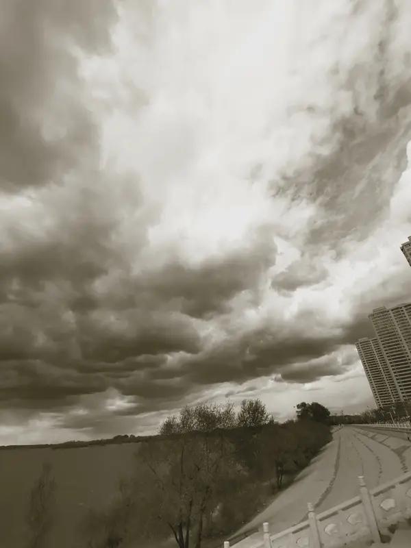 上联：闲观世态风云变；
下联：静品人生岁月甘。