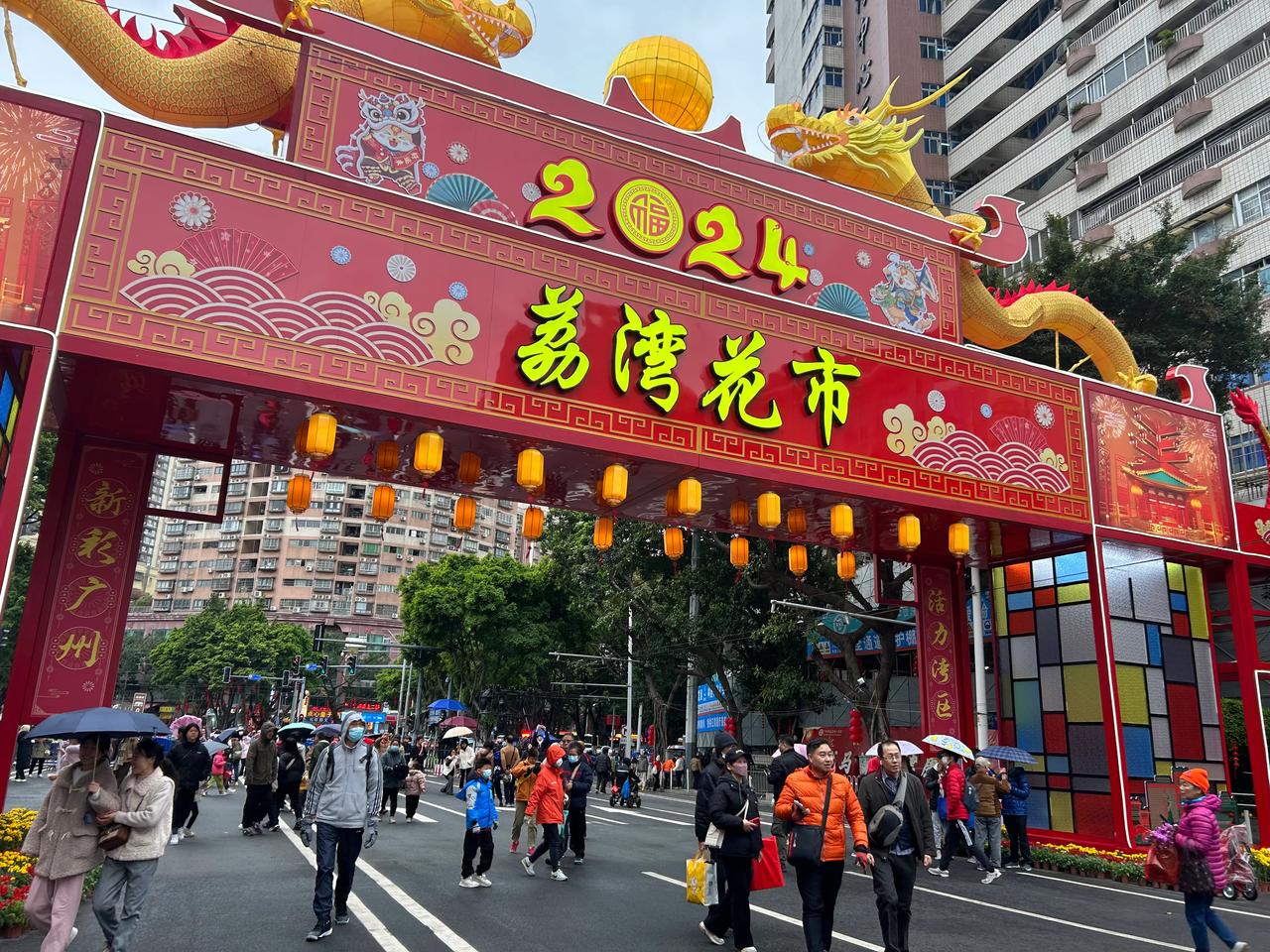 #2024春节评论倒计时# 今年广州迎春花市，哪一个花市大门设计更好看呢？下图分