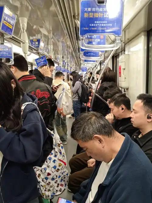 人满为患的北京地铁一年竟然能亏掉200多亿，可这么多人坐，为什么还会有240亿亏