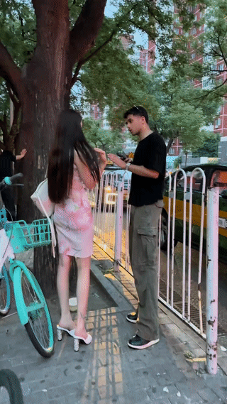 还是第一次见到拒绝和老外搭讪的女人？
像这样的姑娘可真是不多见啊！搭讪拒绝