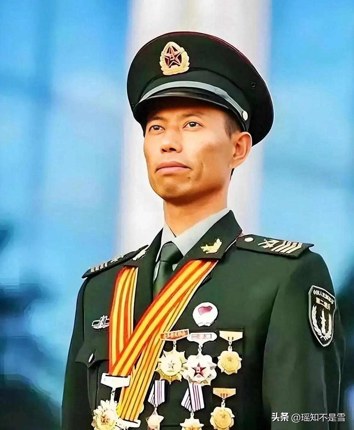 王忠心在火箭军干了34年，从普通新兵做到一级军士长。

1999年他按规定退役，