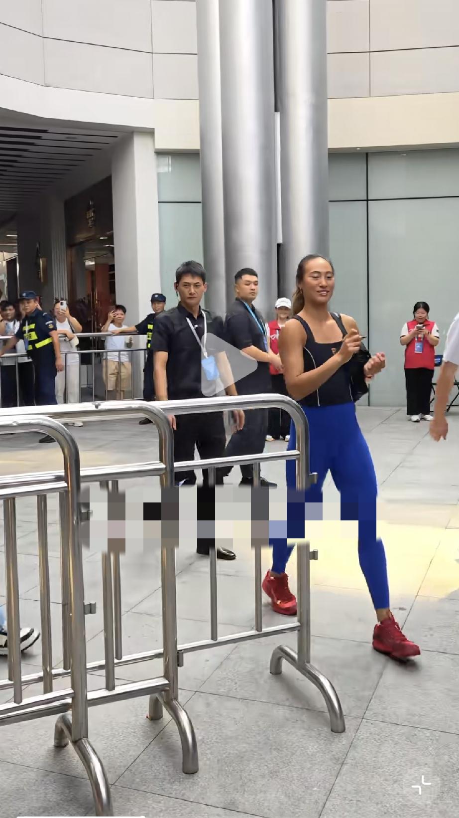 9月23日，郑钦文2026比利·简·金杯赛前最后一天训练结束，在深圳春茧体育馆一