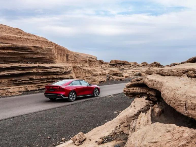 车市震撼！
10月26日，马自达汽车株式会社与长安汽车联合开发的首款新能源车型—