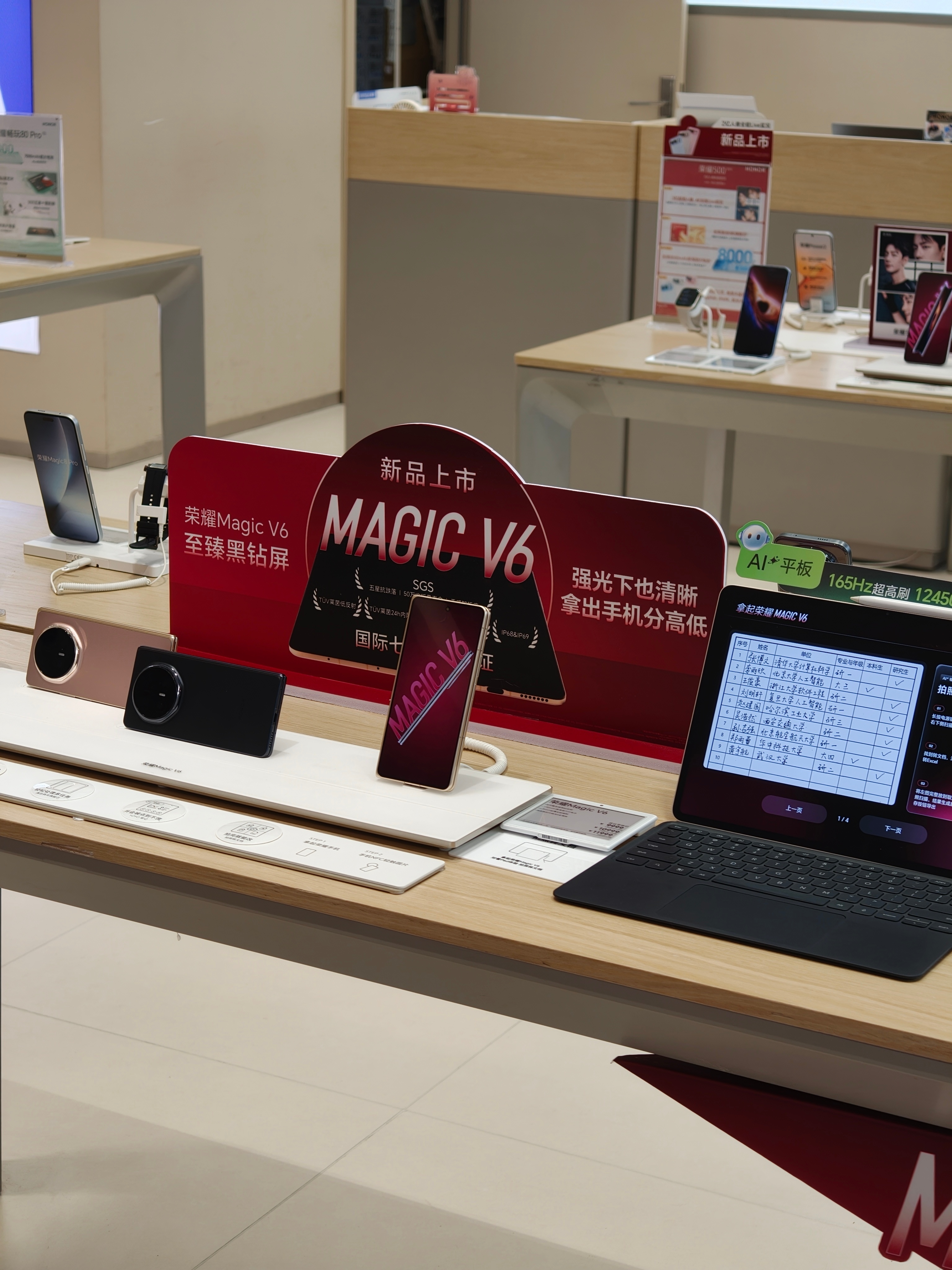 不知道荣耀手机近两年到底咋回事，手机讲真做的不错，但网上没啥声量，销量也有点追不