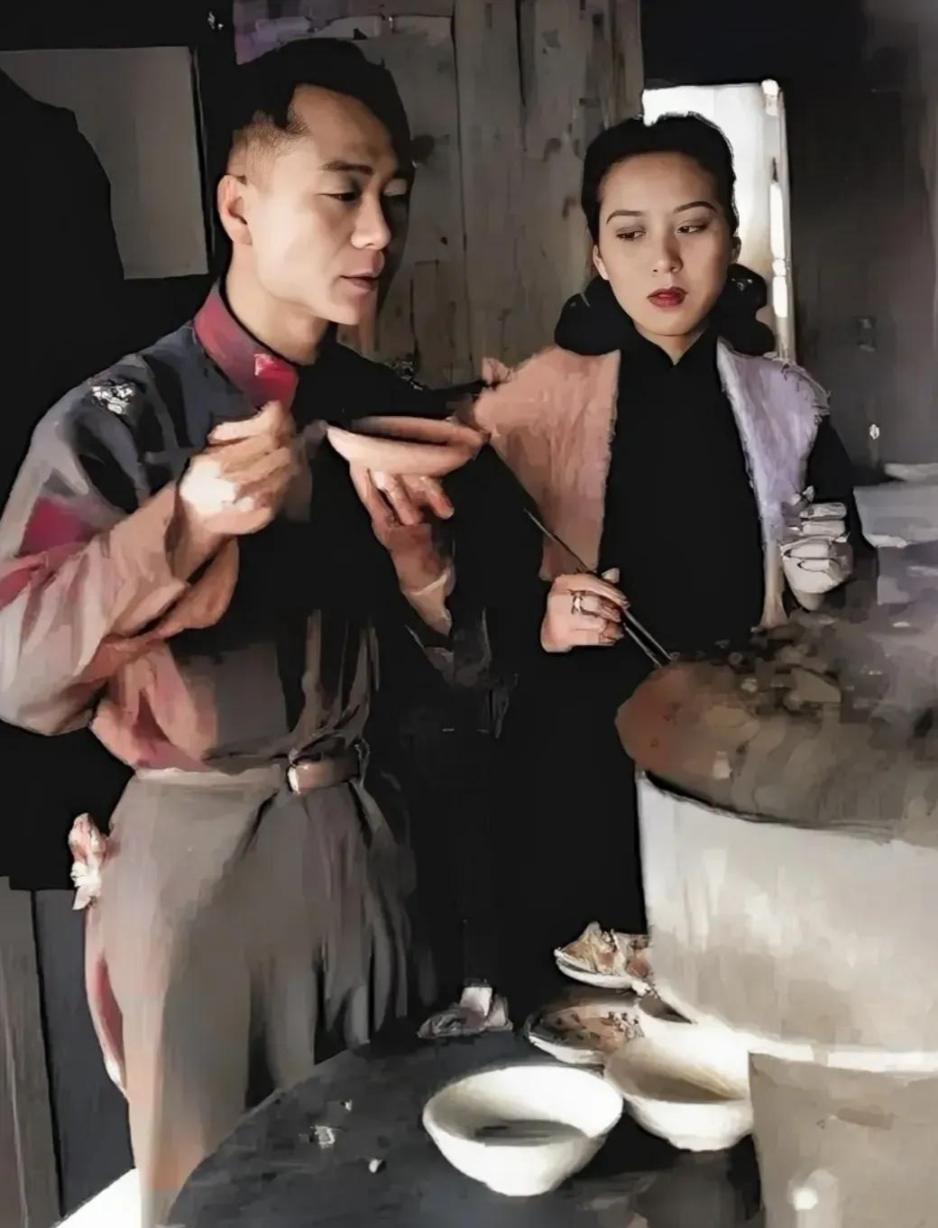 这是1949年北平解放前，国民党军官和太太在烤肉店吃烤肉时的照片

照片中，男军