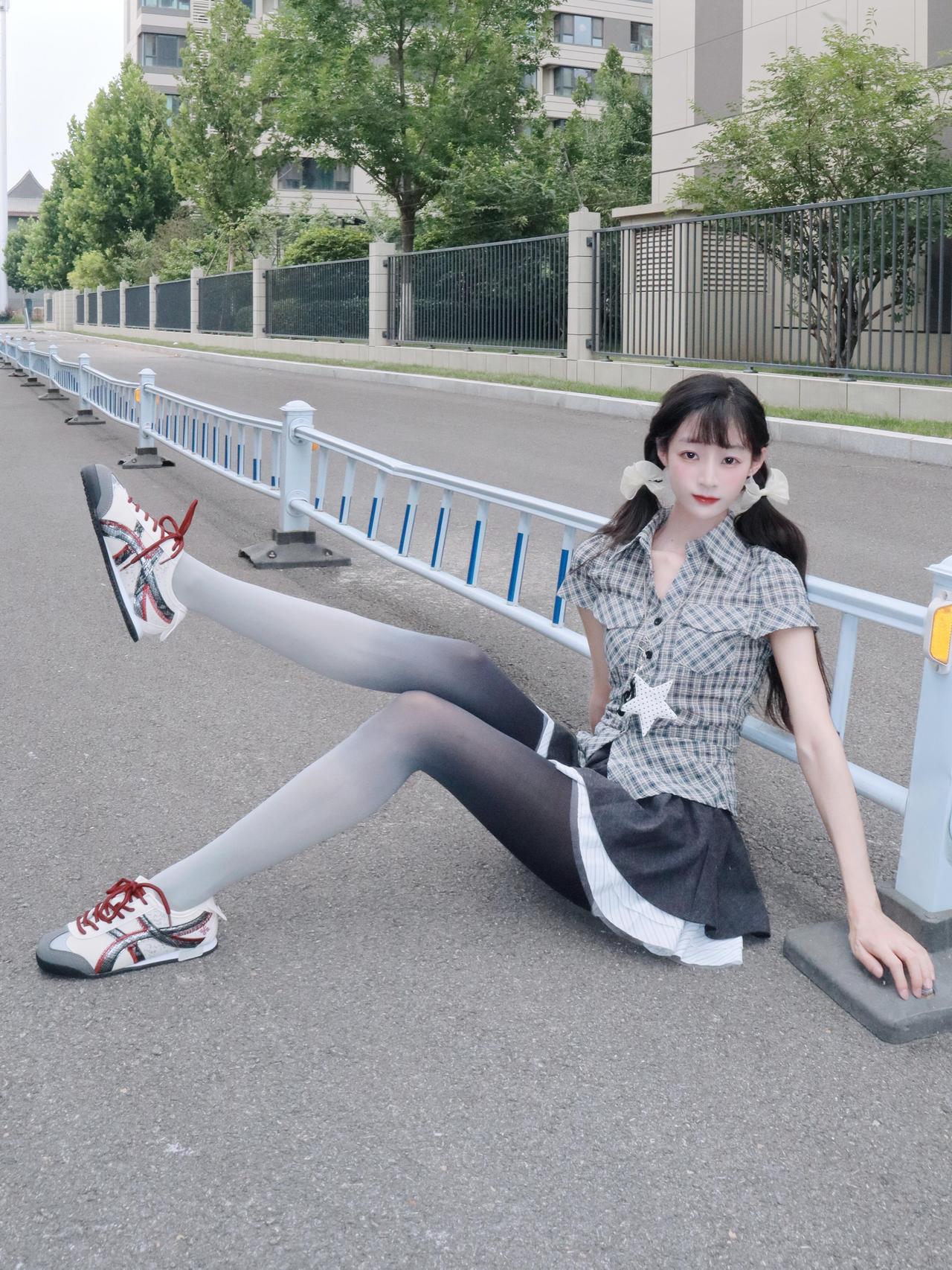 渐变色灰色丝袜很少有人能驾驭，感觉还行！