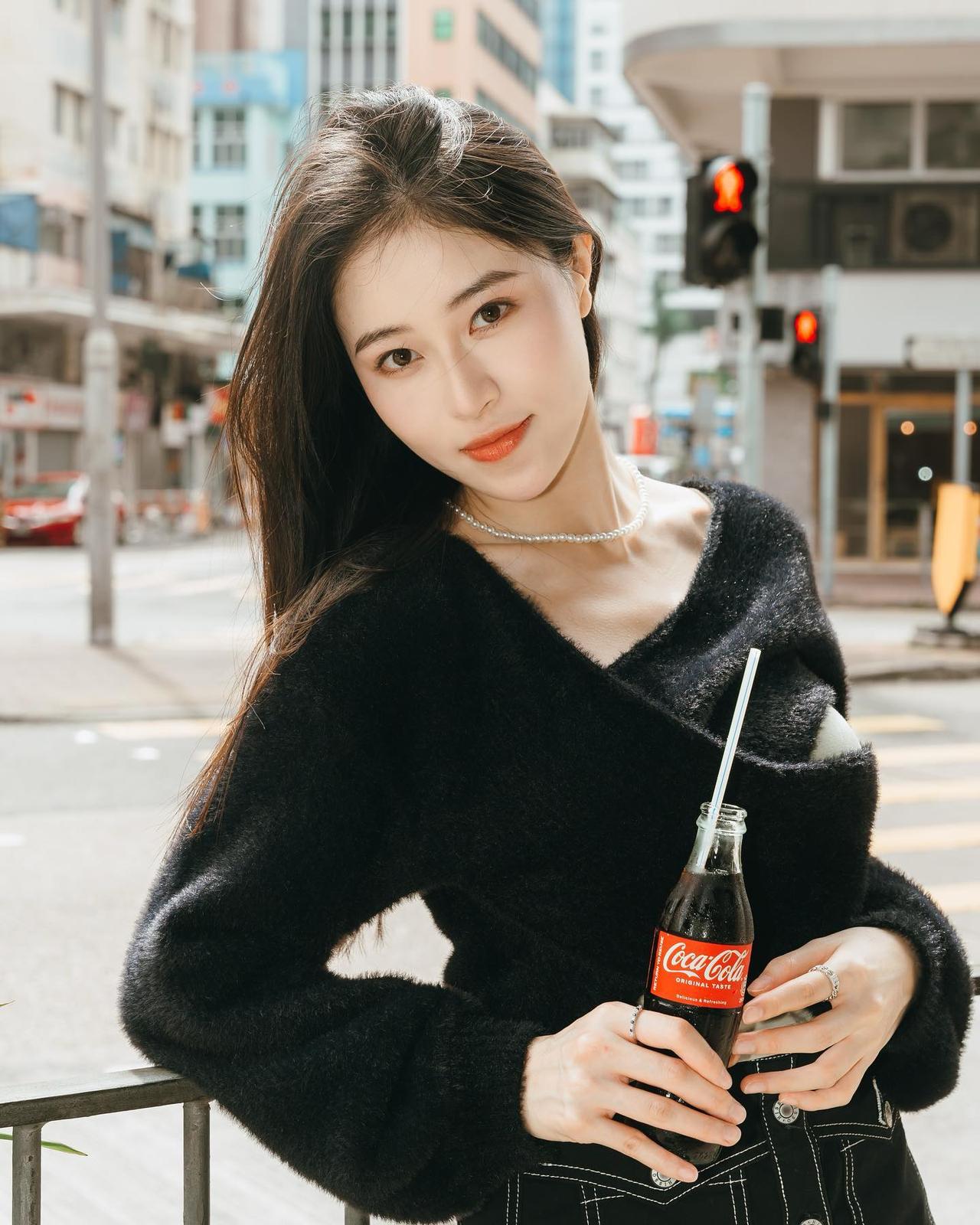 她是今年的香港小姐选美冠军，平时的生活照也是很好看，今年才23岁，以后肯定成为T