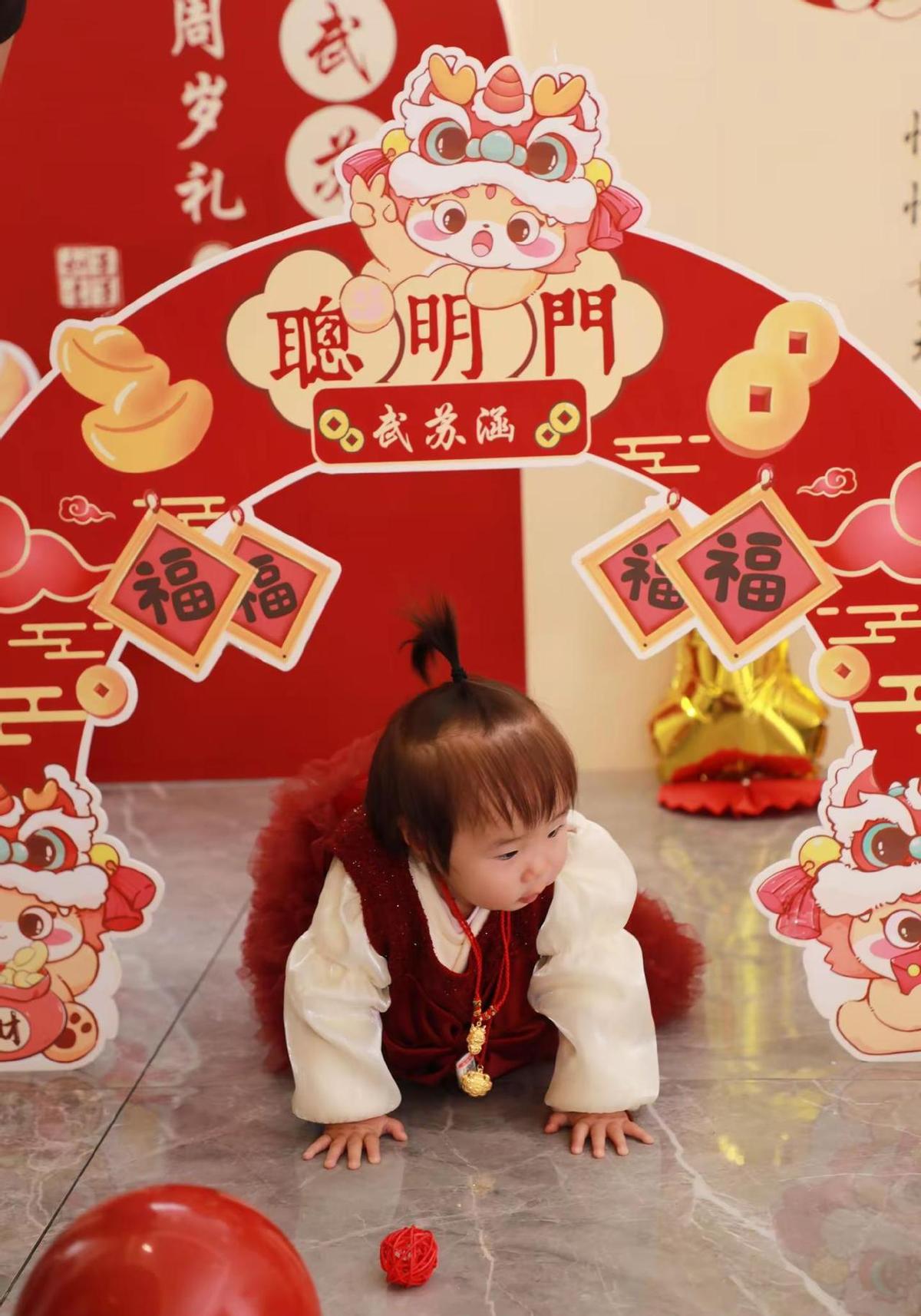 农历九月二十二，娃一岁了。
小脚丫第一次自己站稳，小手一把抓了玩具没抓钱。
没办