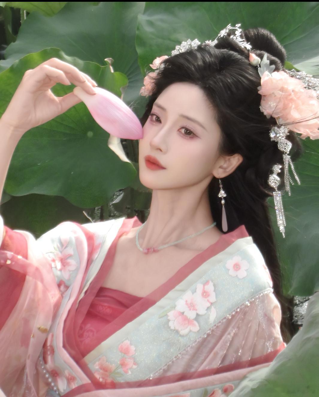 洋洋高锐”莲花、美吗◎池塘边盛开……一朵莲◎出水的莲粉红的莲◎莲正在……一步一趋