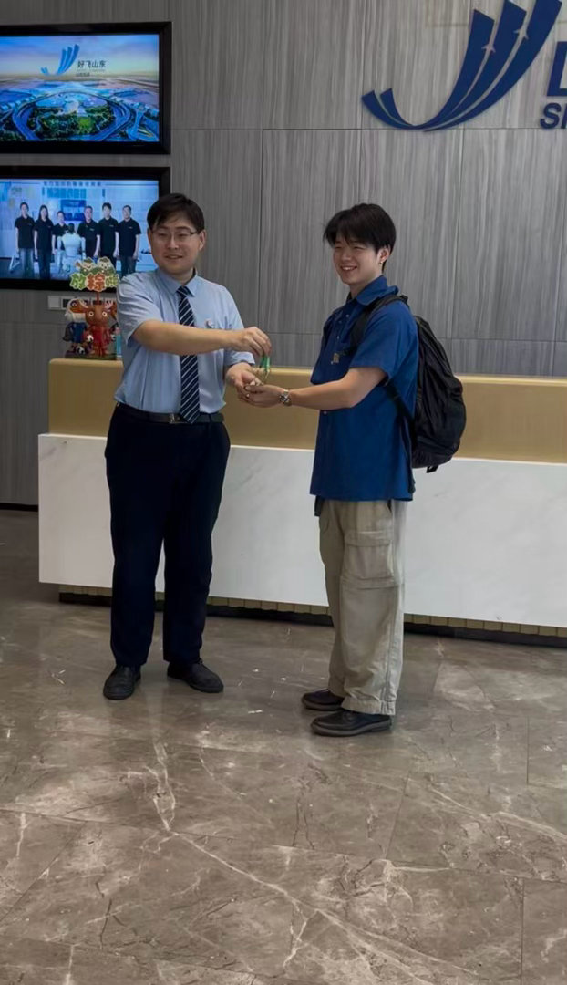 山航真的亲切 上次来就和这个老哥加了好友 又碰到了 缘分呐 