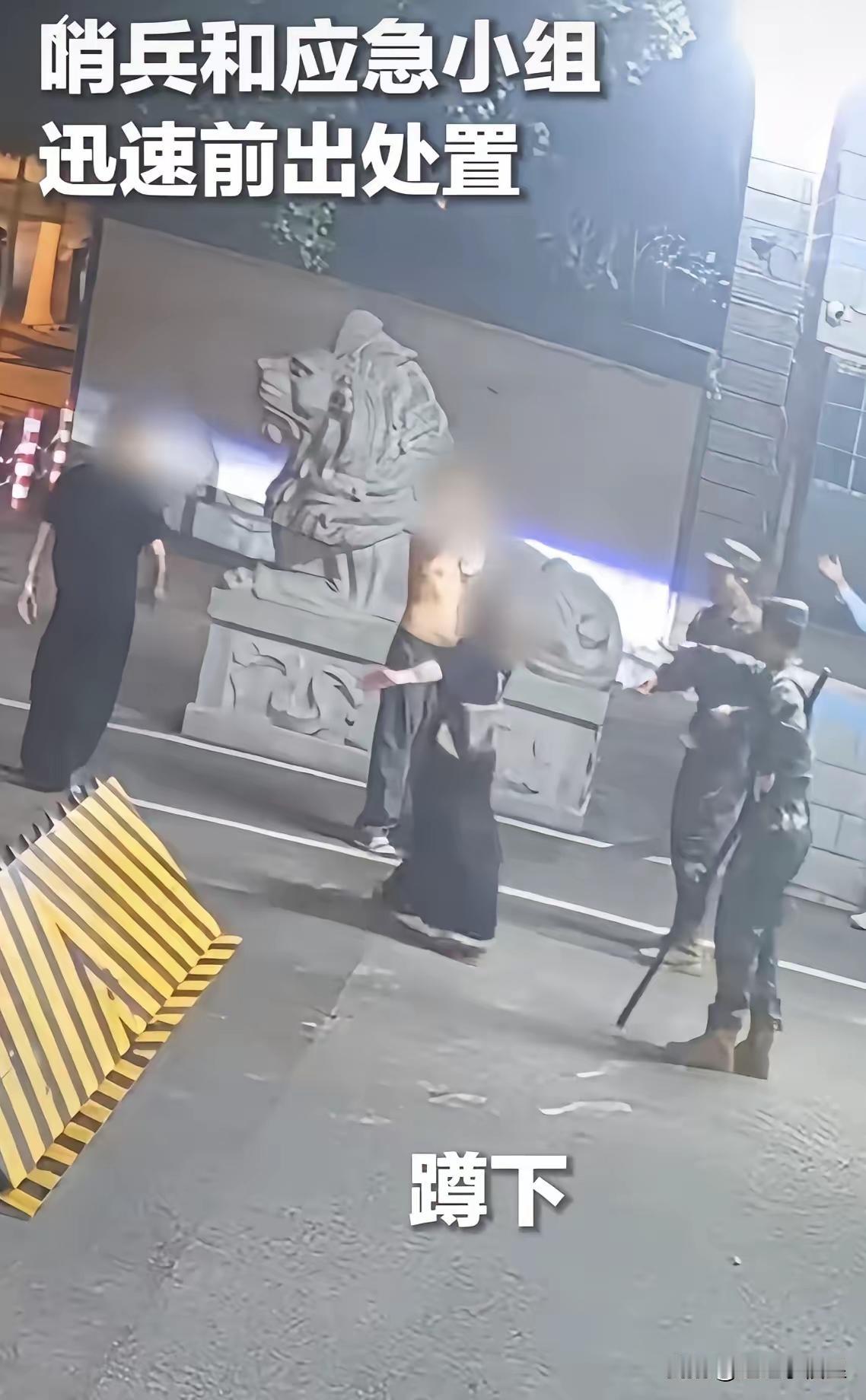 5月10号凌晨的四川，有个大哥被六个人追着往死里打。
​眼看都要被撂在街头了，这