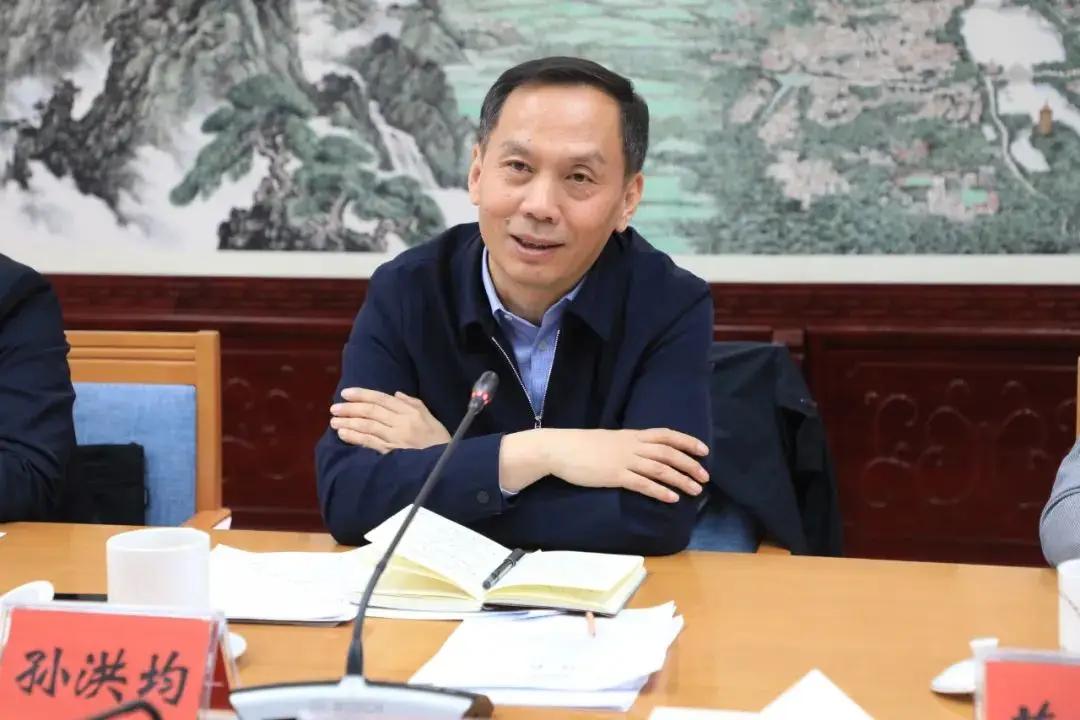 中国邮政集团新上任一个副总，同时免去一个集团副总的职务。
7月21日，中国邮政集