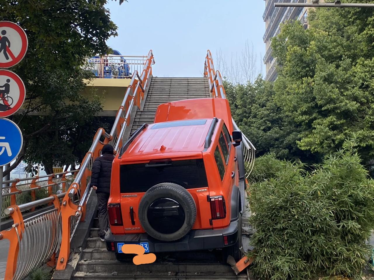 约8：35分，成都南三环，一辆红色越野越过主道、跨越四车道的辅道、跃上花台、冲上