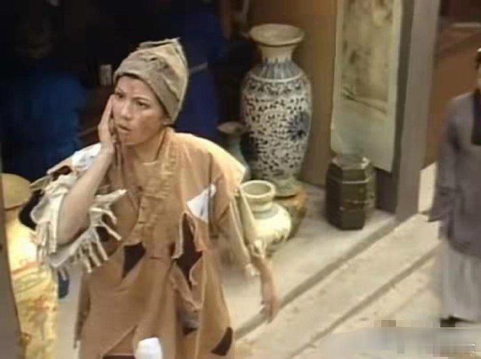 《射雕英雄传》中，黄蓉出场都是从假扮乞丐开始的，这几个版本的乞丐妆，谁看起来就是