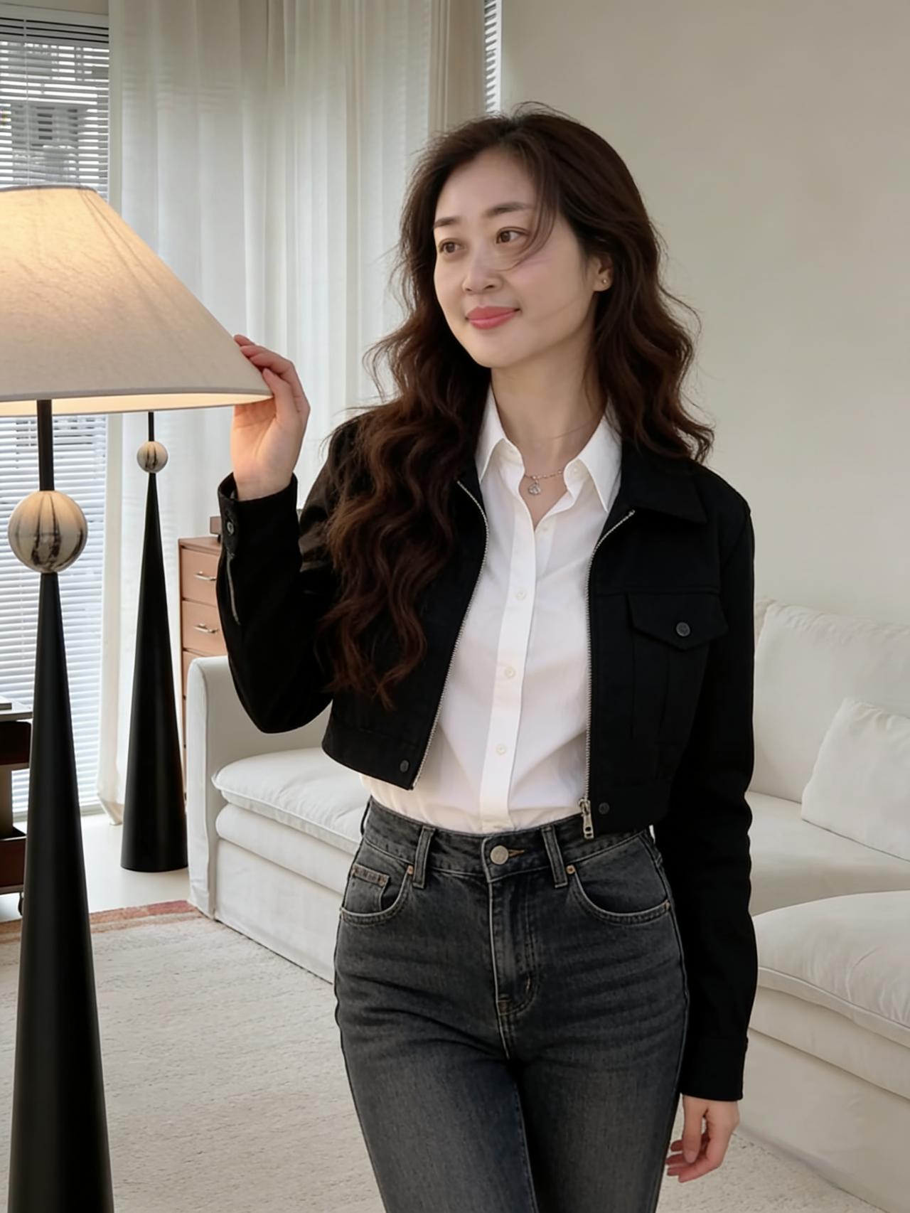 明窗净几室生光，翠袖佳人立侧旁。
黑帔裁霜凝峻骨，白衫染雪映清扬。
卷云鬓畔风微