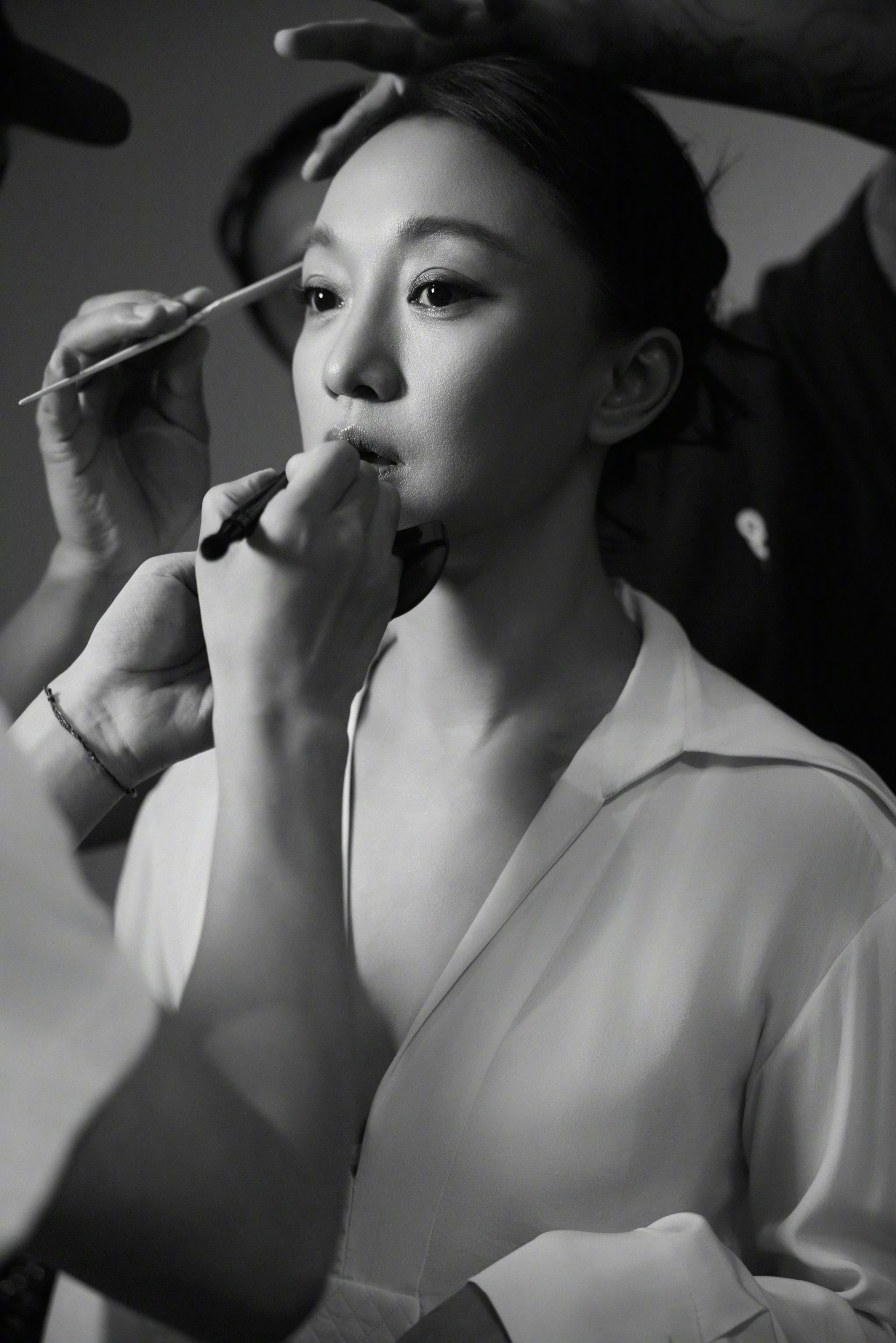 出席香奈儿臻品珠宝秀与晚宴的迅哥儿周迅，以一袭CHANEL白色衬衫搭配黑色长裙亮