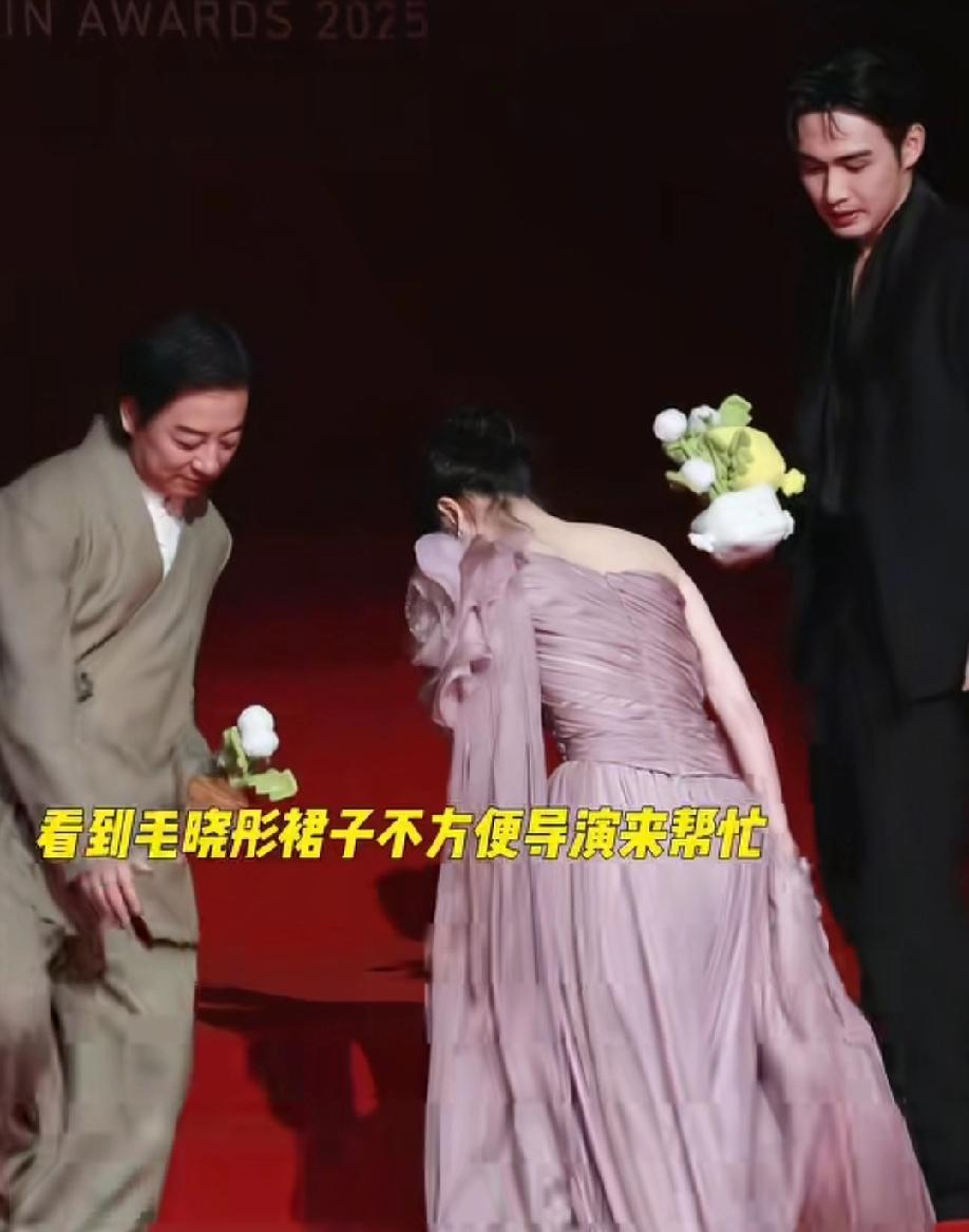 沈腾那句“最怕人笨还勤快”含金量还在上升。

近日，毛晓彤和张彬彬一起参加活动走