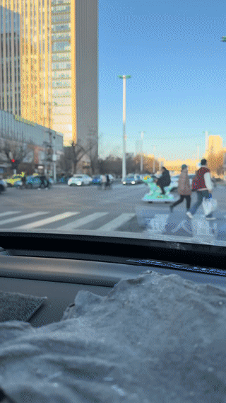 天津街头，一位大哥竟然骑着一辆电动恐龙车在路上行驶？
看起来真是太奇葩了！天津身