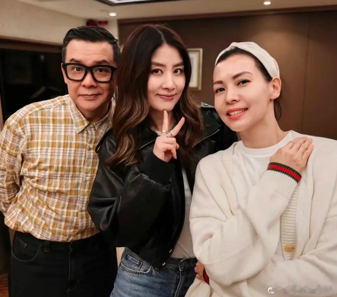 陈慧琳与雷颂德夫妇聚餐生图曝光 53岁状态绝了雷颂德夫妇离港前，特意约上多年好友