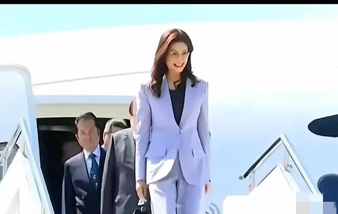 现在的精英阶层，讲究得真不是一星半点。
看人家这1米78的大高个，往哪儿一站都是