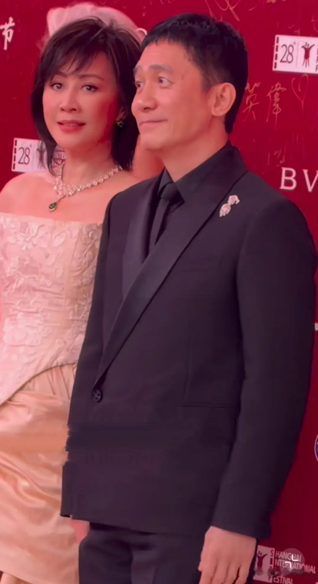 刘嘉玲、梁朝伟夫妻俩真的是夫唱妇随啊，夫妻俩一起现身上影节，这也是梁朝伟第一次现