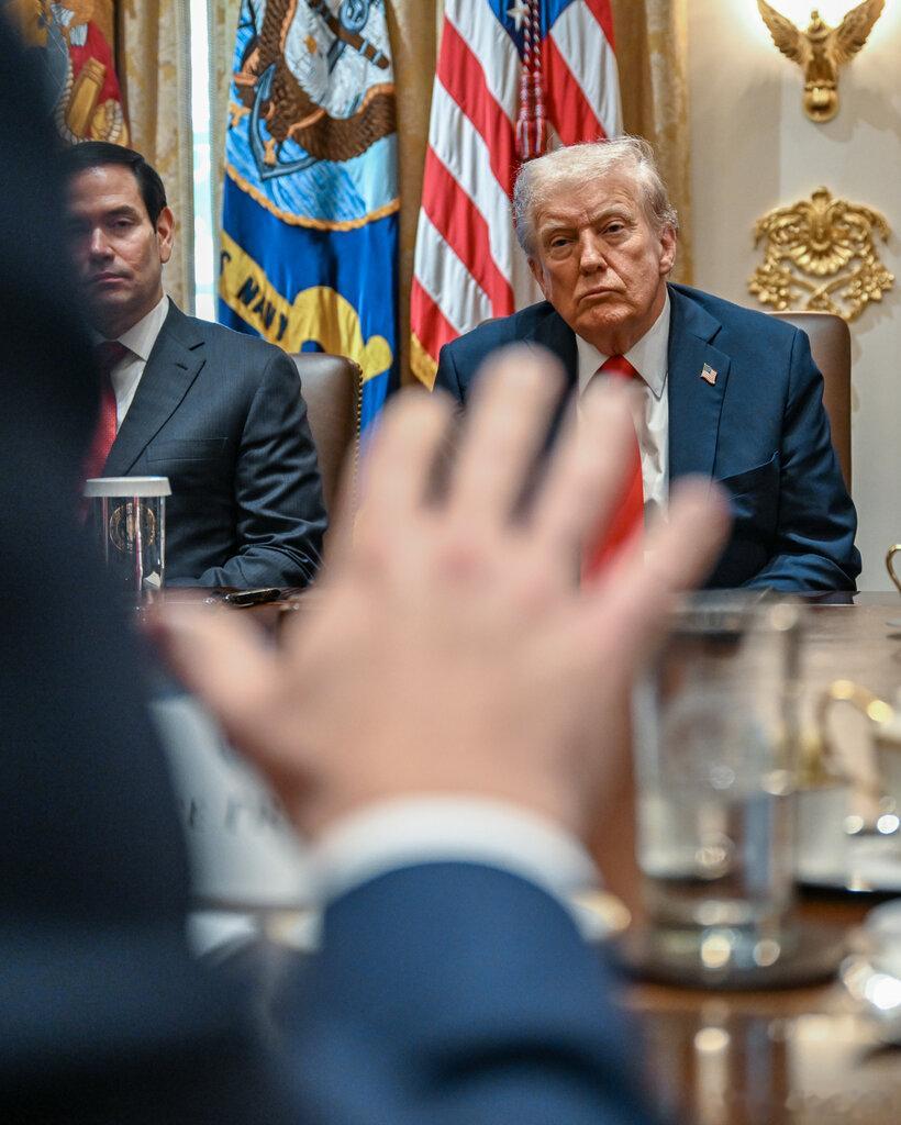 外网精彩评论美国想卖什么，中国就必须买。比如玉米、大豆，美国想买什么，中国就必须