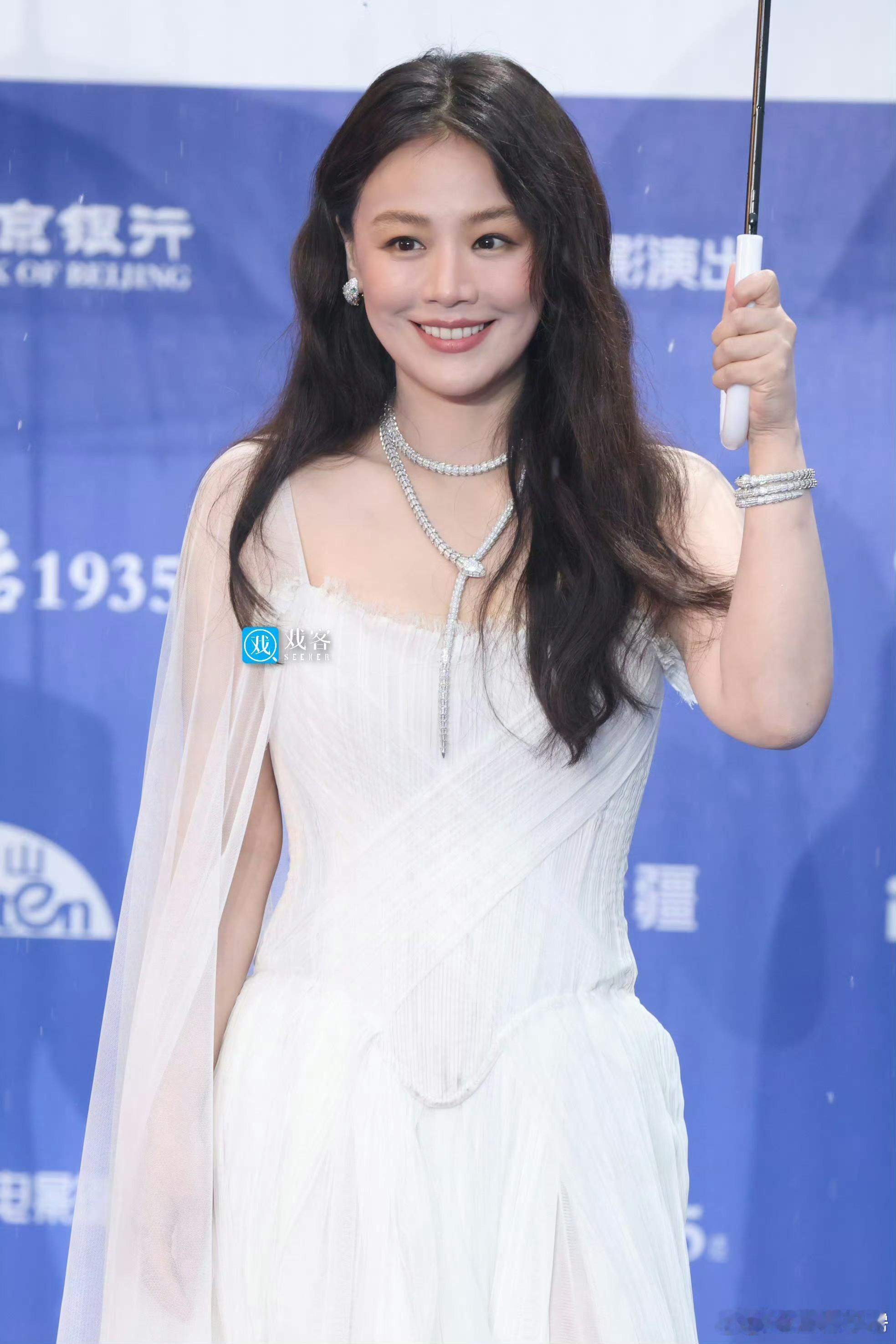 马思纯白色纱裙 好喜欢马思纯笑起来的样子！明媚又可爱，感染力直接拉满超治愈~ 