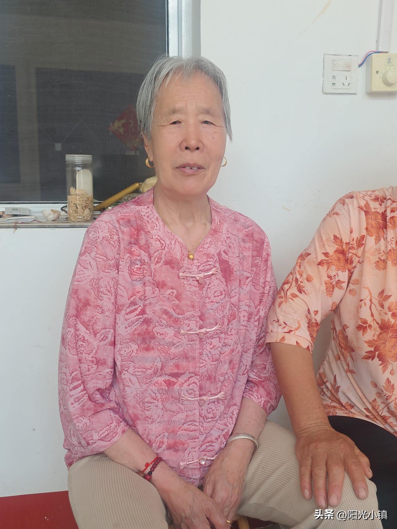 今天赶集，老娘给自己和二嫂买衣服……

款式是我选的，钱是老娘付的。老娘说：”不