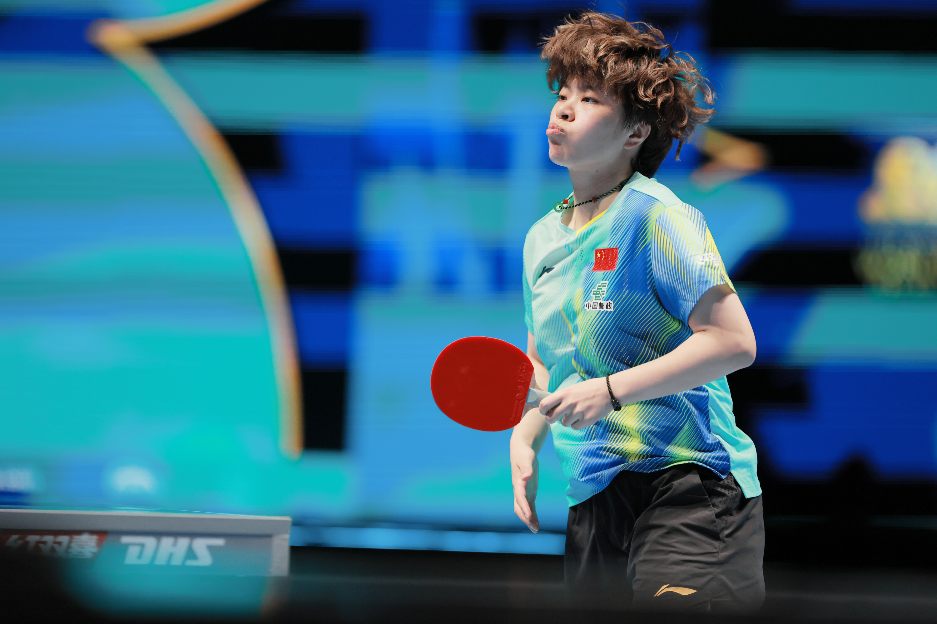 看上去多但不会影响（遮挡）到发球