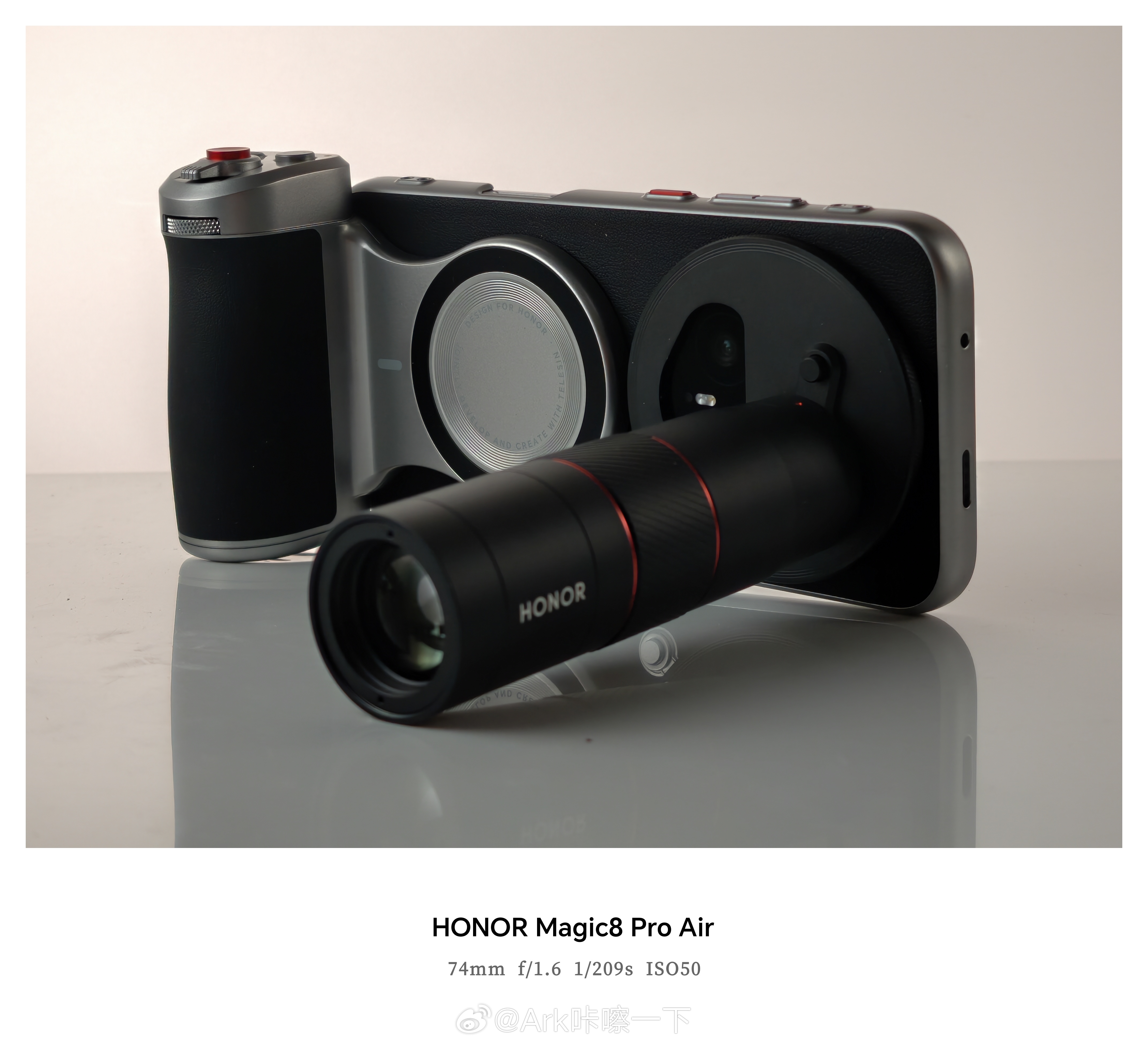 展示一下荣耀Magic8 Pro影像套装，这是与泰讯合作的，拥有镜头环、手机壳、