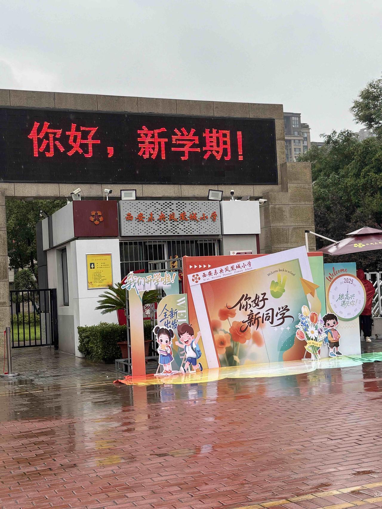 “神兽”们终于归笼，和老师一起共同迎来全新的校园生活！