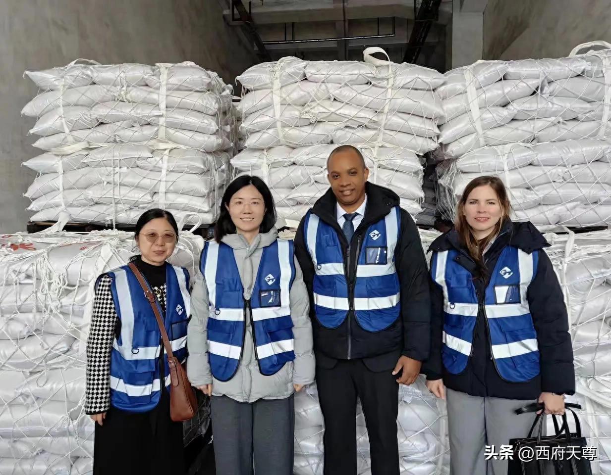 古巴并不是孤立无援的，中方继援助3万吨大米之后，又援助6万吨！此外，俄罗斯还援助