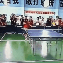 2005年的王楚钦就一个小脑袋在球桌上晃荡，非常可爱！ ​​​