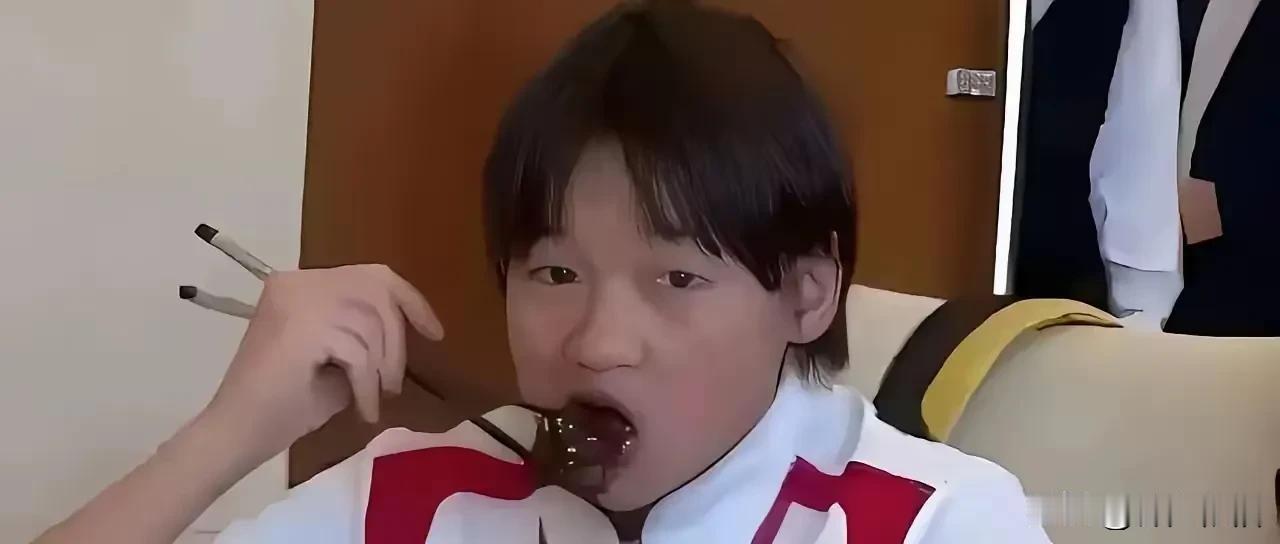 全红婵正在国宴用餐，有谁知道她正在吃的是什么山珍海味？请说出菜名。