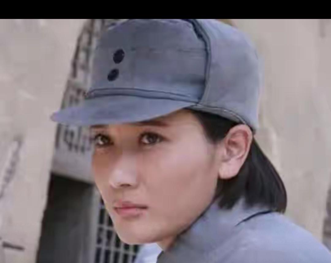 谁能想到，被侯勇“抛弃”12年的潘雨辰，把一手烂牌打成了王炸！
 
当年她放着北