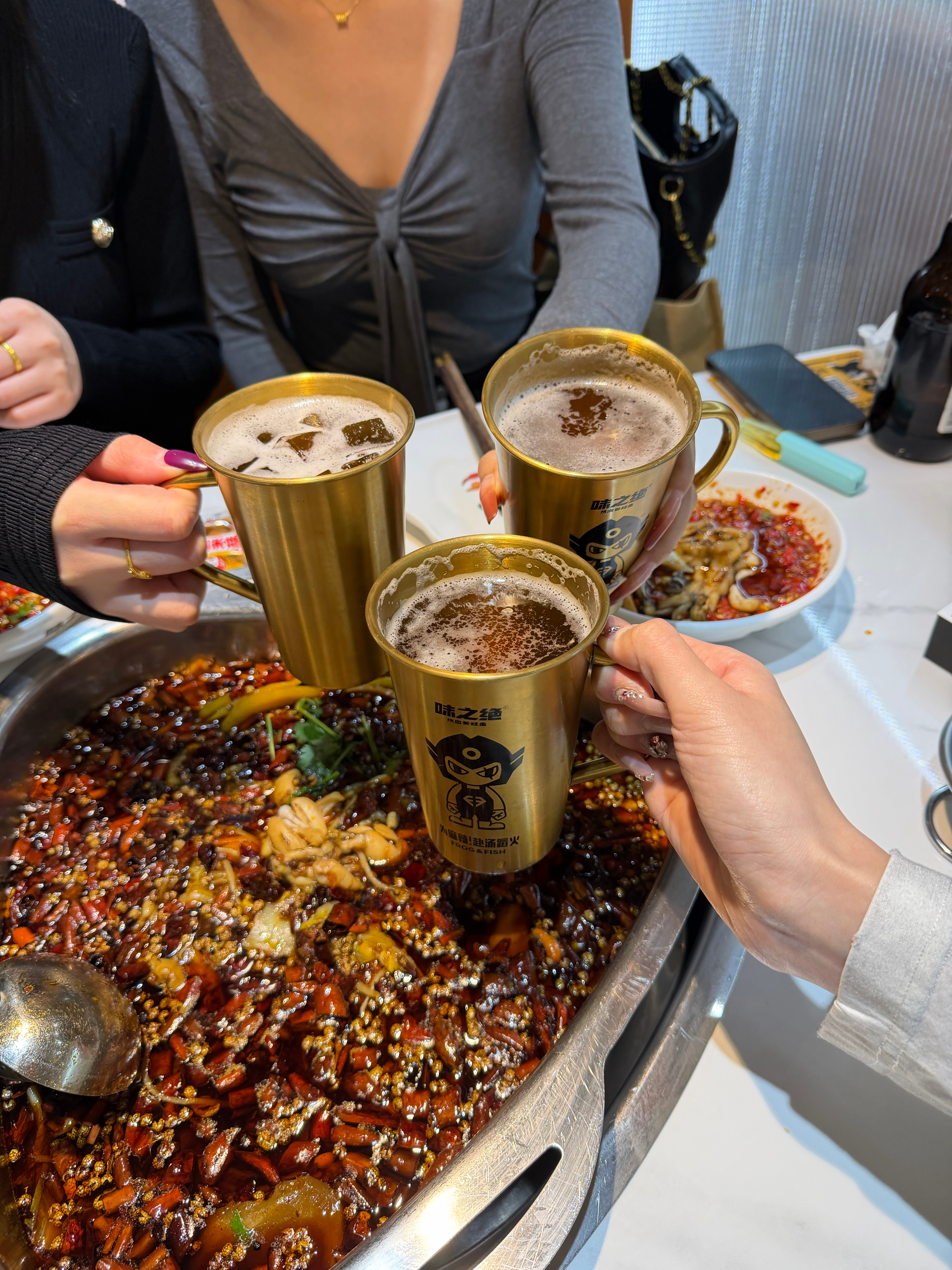 宁宁：你以后往这桌一坐 先欠一瓶🍺 