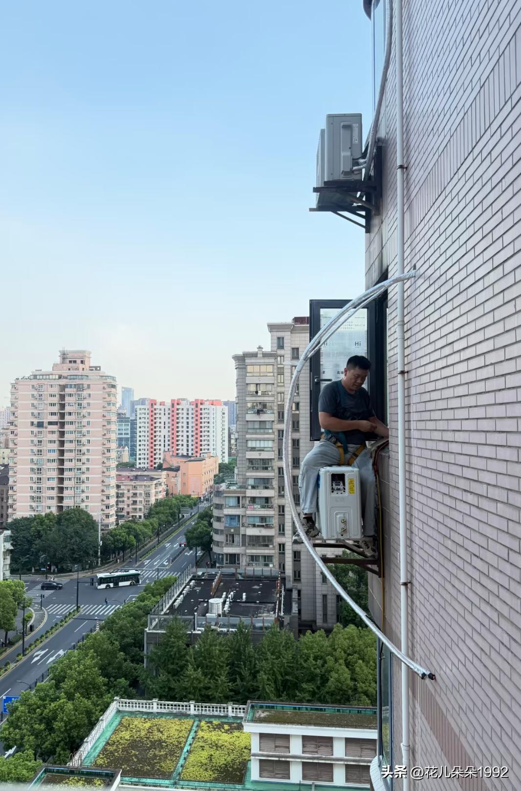 不忍心砍价空调安装
本来提前想好要跟师傅砍一点价格
可站看着师傅爬出去高空作业的