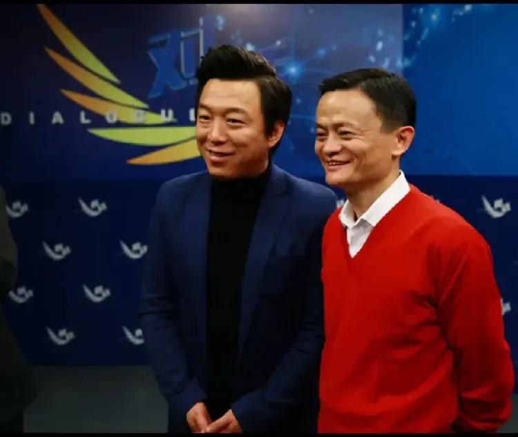 马云和黄渤合影，
黄渤幽默感十足，他的发型和背景上的图案有点像，
马云笑的从容而